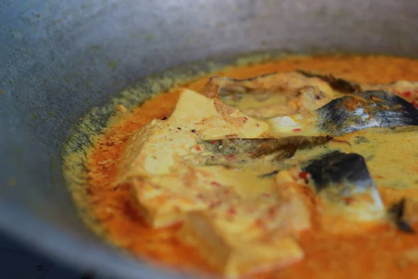 在煎锅里 金枪鱼鱼和白豆腐在黄色调味酱中的照片 印度尼西亚传统食品摄影概念 — 图库照片