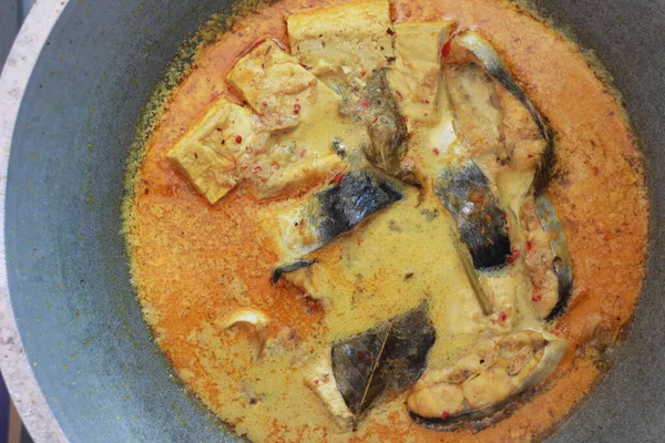 Photo Tuna Fish White Tofu Yellow Spice Sauce Frying Pan — Φωτογραφία Αρχείου