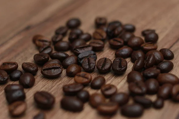 Szczegółowe Zdjęcie Ziaren Kawy Przed Przetworzeniem Napój Odizolowany Drewnie Koncepcja — Zdjęcie stockowe
