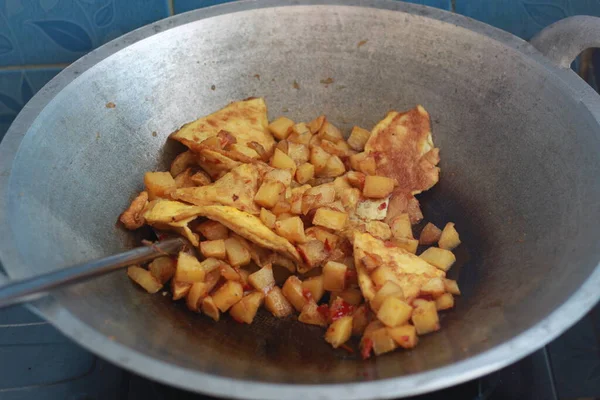 ポテトとオムレツをフライパンにスパイシーな味付けやバラードで調理する写真です インドネシア料理のコンセプト写真 — ストック写真