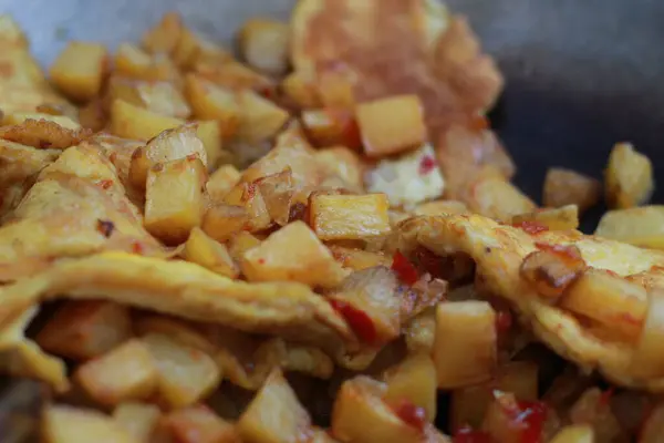 Photo Cooking Potatoes Omelet Spicy Seasoning Balado Frying Pan Concept — Stockfoto