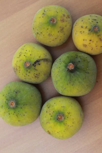 Fruta Arpa Amarillo Verdoso Aislado Mesa Dinero Tiene Sabor Agridulce —  Fotos de Stock
