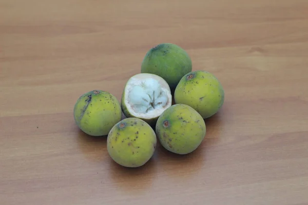 Zielonożółte Owoce Harfy Wyizolowane Stole Pieniędzmi Mają Słodki Kwaśny Smak — Zdjęcie stockowe