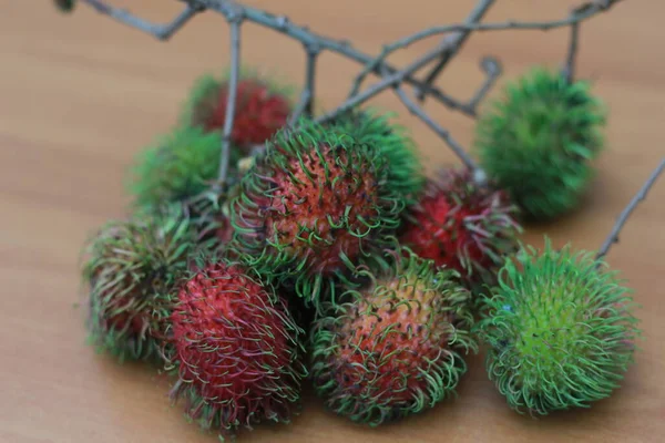 Rambutan Frukt Som Rödgrön Till Färgen Med Söt Smak Isolerad — Stockfoto