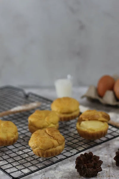 Traditional Cake Indonesia Called Kue Sus Filled Cream Puffs Served — Fotografie, imagine de stoc