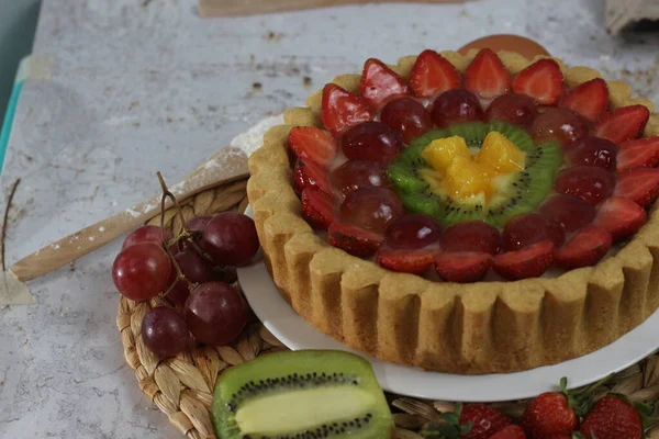 Big Fruit Pie Toppings Strawberries Grapes Kiwi Pineapple Savory Sweet — Stockfoto