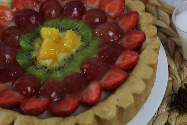 Stor Fruktpaj Med Topping Jordgubbar Druvor Kiwi Och Ananas Smaklig — Stockfoto