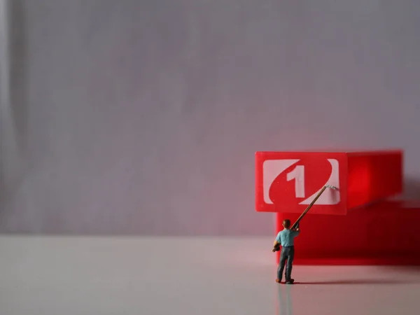 Eine Nahaufnahme Von Miniaturfiguren Von Arbeitern Die Objekte Nach Zahlen — Stockfoto