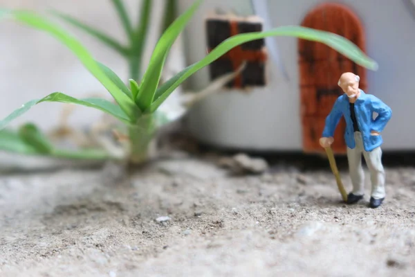Miniaturfigur Eines Großvaters Der Vor Dem Haus Wartet — Stockfoto