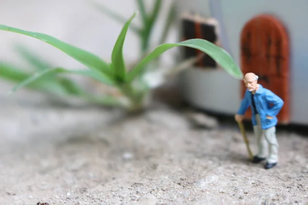 Figura Miniatura Nonno Che Aspetta Davanti Alla Casa — Foto Stock