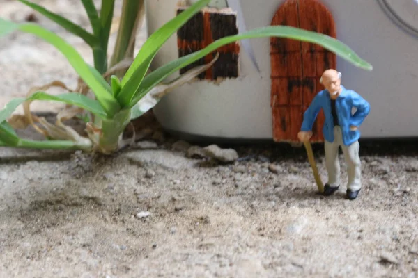 Figurine Miniature Grand Père Qui Attend Devant Maison — Photo