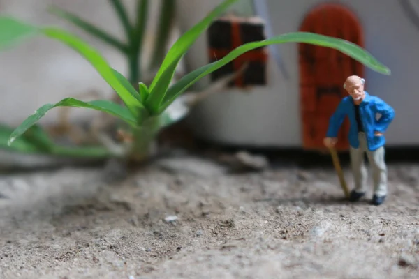 Miniaturfigur Eines Großvaters Der Vor Dem Haus Wartet — Stockfoto