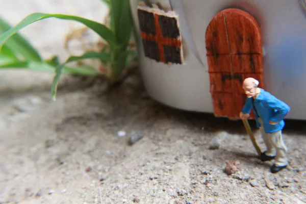 Figurine Miniature Grand Père Qui Attend Devant Maison — Photo