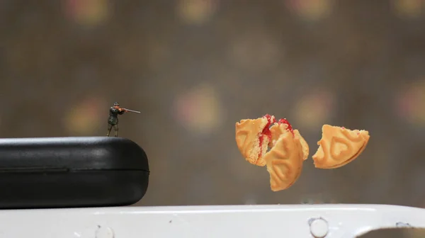 Miniature Figure Hunter Shooting Strawberry Jam Filled Cake Breaks Hunter — стоковое фото