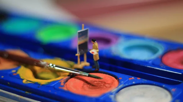 Uma Figura Miniatura Pintor Pintando Uma Paisagem Sobre Aquarelas Conceito — Fotografia de Stock