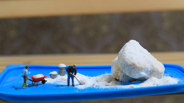 Uma Figura Miniatura Trabalhador Arrumando Bolo Amendoim Polvilhado Com Açúcar — Fotografia de Stock