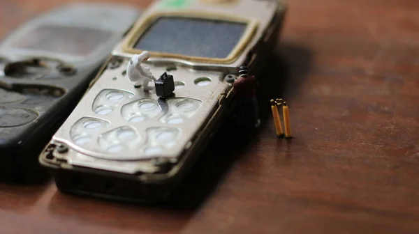 Figura Miniatura Técnico Reparando Viejo Teléfono Celular Roto Concepto Técnico —  Fotos de Stock