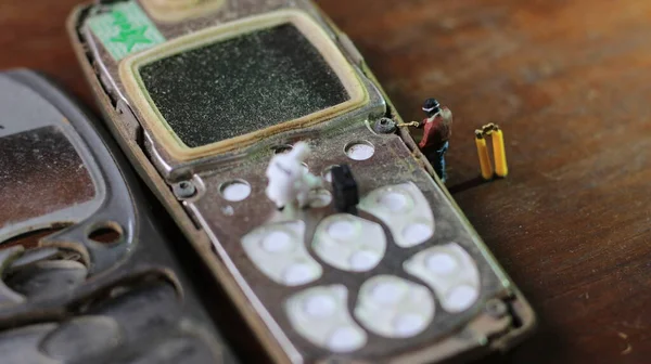 Miniature Figure Technician Repairing Old Broken Cell Phone Working Technician — стоковое фото