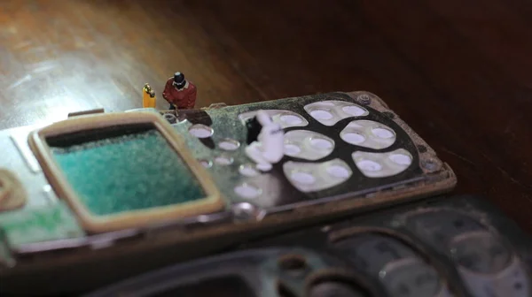Miniature Figure Technician Repairing Old Broken Cell Phone Working Technician — Stockfoto