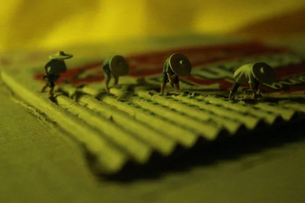 Close Miniature Figures Farmers Who Farming Cardboard Pieces Rice Fields — Stock Photo, Image