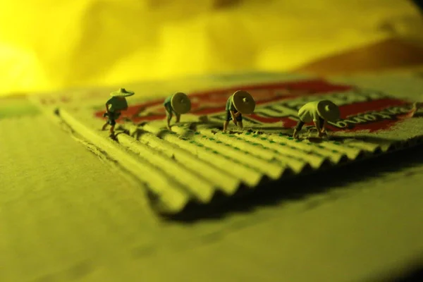 Zbliżenie Miniaturowych Figur Rolników Uprawiających Kawałkach Kartonu Takich Jak Pola — Zdjęcie stockowe