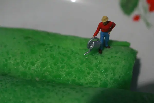 Figuras Miniatura Agricultores Trabalho Rolos Panqueca Verde Conceito Foto Agricultura — Fotografia de Stock