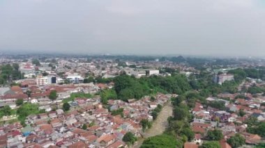 4K görüntüsü yoğun nüfuslu yerleşim alanlarının havadan görüntüsü.