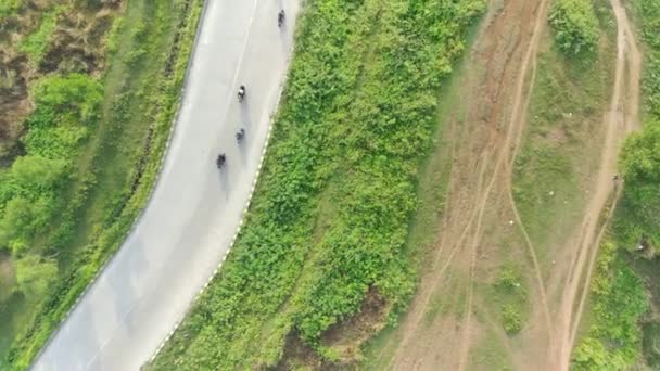 Aufnahmen Luftaufnahme Der Autobahn Die Wohngebieten Zwischen Grünen Feldern Führt — Stockvideo