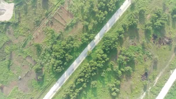 Aufnahmen Luftaufnahme Der Autobahn Die Wohngebieten Zwischen Grünen Feldern Führt — Stockvideo
