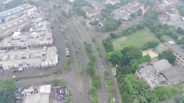 Footage Aerial View Kota Wisata Highway Bit Foggy Overcast Day — Stockvideo