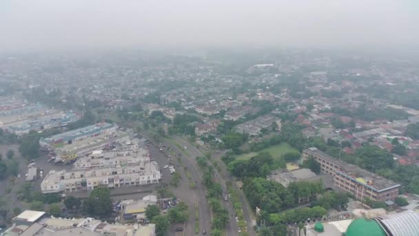 Footage Aerial View Kota Wisata Highway Bit Foggy Overcast Day — стоковое видео