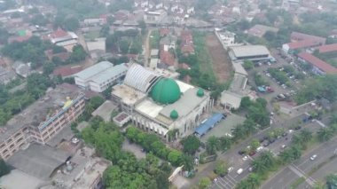 Otoyolun kenarındaki Darusalam Camii 'nin 4K görüntüsü.