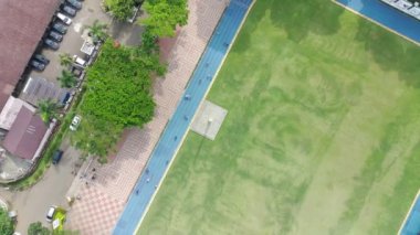 Bogor, Endonezya - 22 Ekim 2022. Birçok insanın egzersiz için kullandığı Sempur saha parkının 4K görüntüsü.