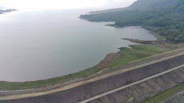 Sabahleyin Waduk Jatiluhur 'un 4K görüntüsü.