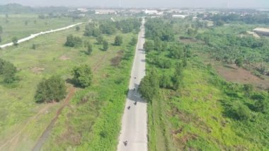 4K görüntüsü Klapanunggal karayolunun ağaçlar ve yeşil açık alan arasındaki görüntüsü.
