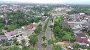 Bogor, Endonezya - 14 Kasım 2022. Bogor, Endonezya 'daki Pakansari Stadyumu çevresindeki otoyolun 4K görüntüsü.