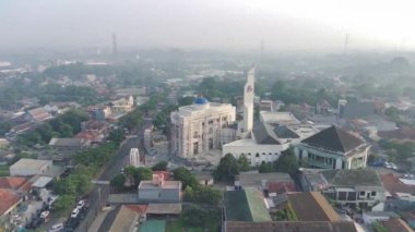 Bogor, Endonezya - 14 Kasım 2022. Yapım aşamasındaki Al-Barkah camiinin 4K görüntüsü. İslam dini yapı görüntüsü kavramı.