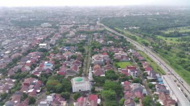 4K görüntüsü büyük beyaz caminin yerleşim alanının ortasındaki görüntüsü..