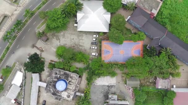Зображення Повітряного Вигляду Баскетбольної Гри Баскетбольному Майданчику Між Будівлями Дорогою — стокове відео