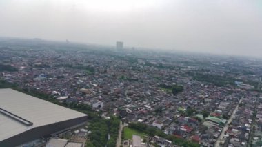 4K görüntüsü sanayi bölgesine bitişik yerleşim yerinin havadan görüntüsü.