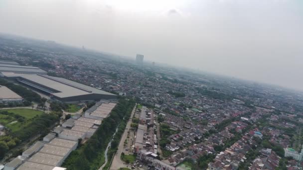 Aufnahmen Luftaufnahme Einer Wohnsiedlung Die Ein Industriegebiet Grenzt — Stockvideo