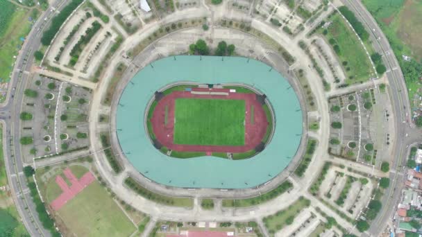 印度尼西亚茂物 2022年10月16日 在印度尼西亚茂物市的一个阳光灿烂的日子里 从空中俯瞰Pakansari体育场 — 图库视频影像