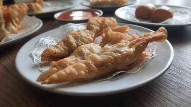 Pangsit, Pangsit Goreng, lezzetli Pangsit Ayam Goreng (kızarmış tavuk), un ve tavuktan yapılan geleneksel Endonezya yemeği, beyaz sosla servis edilir..