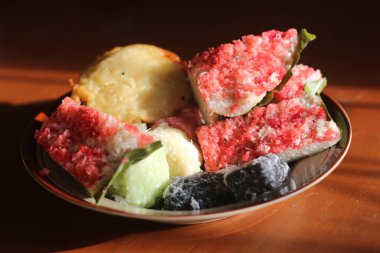 Sengkulun, cenil ve getuk bir tabakta servis edildi ve yemeye hazırlar. Endonezya geleneksel yemekleri glutinous pirinç unu ve rendelenmiş hindistan cevizi.