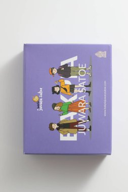 Bogor, Endonezya. 27 Mart 2023. Beyaz arka planda izole edilmiş bir kutu Bakpia 'nın yakın çekimi..