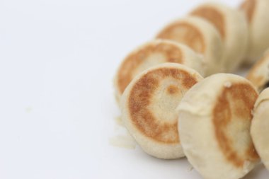 Beyaz arka planda izole edilmiş Bakpia çikolata aromalı yakın plan. Tipik Yogyakarta yemeği, Endonezya.