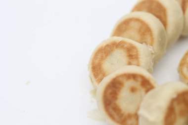 Beyaz arka planda izole edilmiş Bakpia çikolata aromalı yakın plan. Tipik Yogyakarta yemeği, Endonezya.