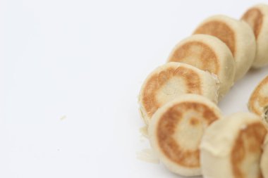 Beyaz arka planda izole edilmiş Bakpia çikolata aromalı yakın plan. Tipik Yogyakarta yemeği, Endonezya.