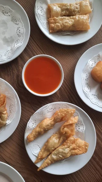 パンゲット パンゲット ゴレン おいしいパンゲット アーアム ゴレン チキンフライ餃子 インドネシア小麦粉と鶏で作られた伝統的な食品は 白いソースで提供されます — ストック写真