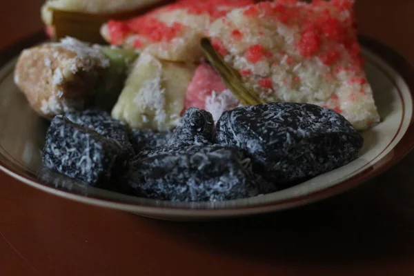 식탁에서 수있는 준비가 있었다 인도네시아의 음식으로 쌀가루와 코코넛 — 스톡 사진